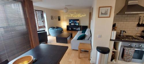 Inchicore Appartement | Spacious Riverside 1Bd in Bustling Village