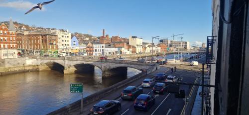 Cork City Centre Appartement | Spacious Riverside 2Bd Mid City - Above Bar&Venue
