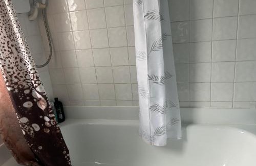 Longcroft Hôtel | Spacious room close to tram