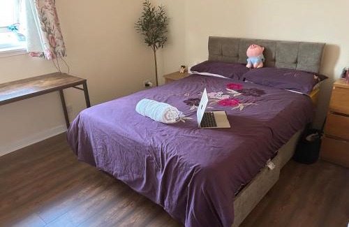 Longcroft Hôtel | Spacious room close to tram