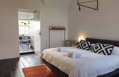 Amsterdam North Lit Et Petit-Déjeuner | Spacious room in former bathhouse. Free parking