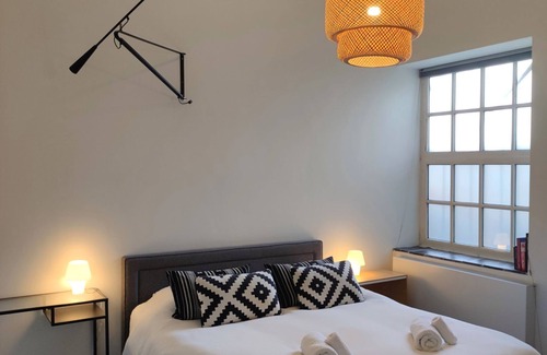 Amsterdam North Lit Et Petit-Déjeuner | Spacious room in former bathhouse. Free parking