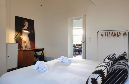 Amsterdam North Lit Et Petit-Déjeuner | Spacious room in former bathhouse. Free parking