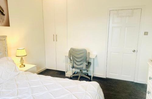 Drumchapel Maison | Spacious Room in Glasgow West End