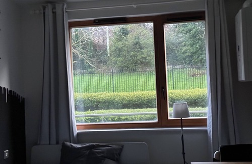 Stepaside Appartement | Spacious room with a relaxing view