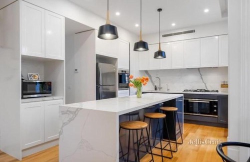 Coburg Maison | Spacious Room with Ensuite next to Coburg Station, Non Smoking House