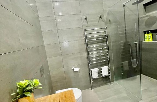 Coburg Maison | Spacious Room with Ensuite next to Coburg Station, Non Smoking House