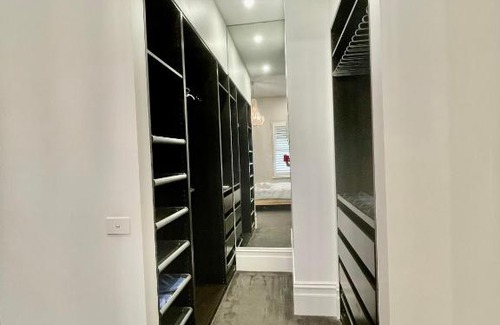 Coburg Maison | Spacious Room with Ensuite next to Coburg Station, Non Smoking House