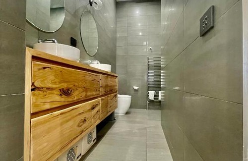 Coburg Maison | Spacious Room with Ensuite next to Coburg Station, Non Smoking House