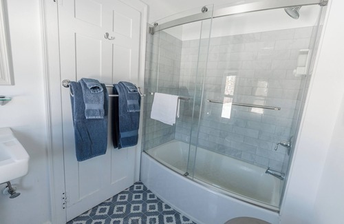 Francestown Appartement | Spacious room with Queen bed and pullout couch - Dog Friendly!
