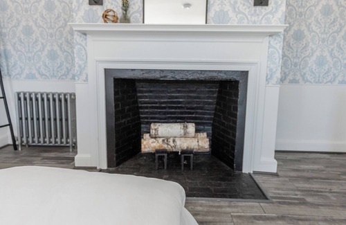 Francestown Appartement | Spacious room with Queen bed and pullout couch - Dog Friendly!