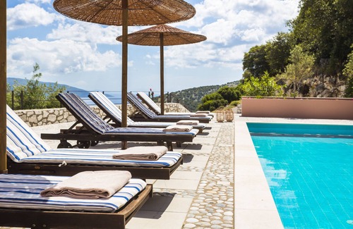 Makriotika Villa | Spacieuse villa isolée avec une vue magnifique près du village