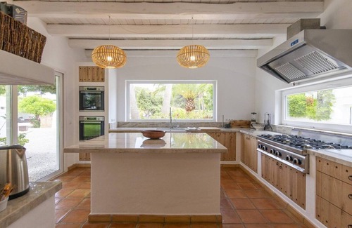 Santa Eulalia del Rio Villa | Fantastique villa avec éléments marocains et jardin en bord de mer