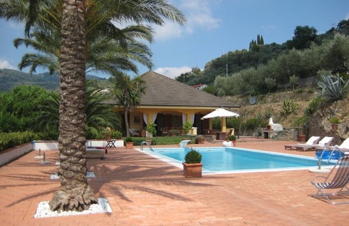 Diano Castello Maison | Spacieuse villa située au calme avec une ambiance exclusive, piscine privée