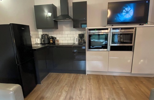 Benfleet Appartement | Spacious self-contained 2-bed apartment with a fully equipped kitchen dinner.