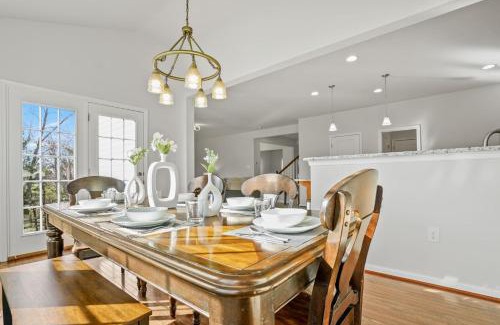 Palm Maison | Spacious & Serene Family Gem: Games, Office, Yard!