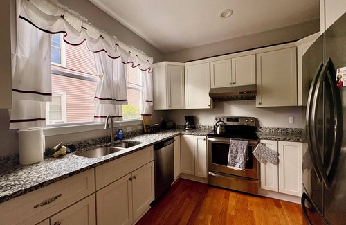Salem Maison | Spacious, serene, lovely, centrally located 2-bedroom home in Salem - sleeps 4