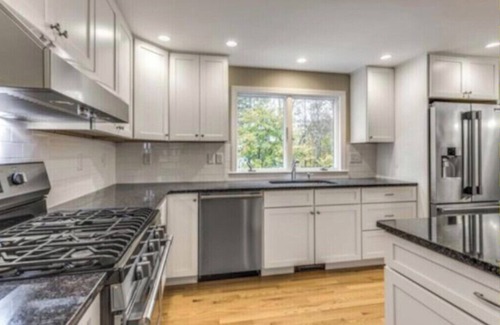West Roxbury Maison | Spacious Single Family House - Great Privacy, 19' train ride to Back Bay Station