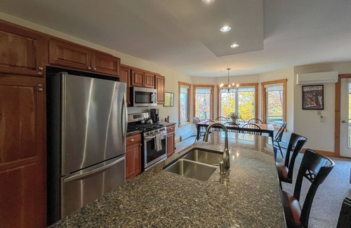 North Troy Copropriété | Belle ski-in, ski-out 2-BR Village Condo à Jay Peak, à droite sur la piste!