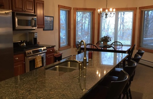 North Troy Copropriété | Belle ski-in, ski-out 2-BR Village Condo à Jay Peak, à droite sur la piste!