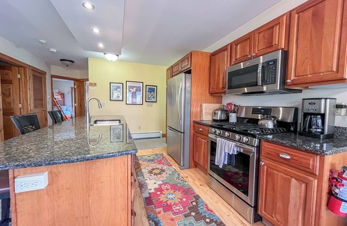 North Troy Copropriété | Belle ski-in, ski-out 2-BR Village Condo à Jay Peak, à droite sur la piste!