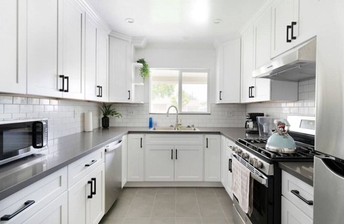 Azusa Maison | Spacious Sleek New Home in Azusa w/ 2 King Beds, 2 Luxurious Baths, Full Kitchen, and Gated Parking Spot.