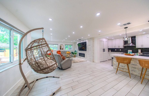 Whitfield Maison | Spacious Sleeps 14-Near SRQ, AMI, Beaches-Game Room-Jacuzzi-Outdoor Fun-Bunk Bed