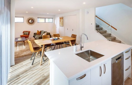 Christchurch Maison | Spacious Stay near Avon River w/ Carpark