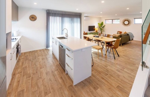 Christchurch Maison | Spacious Stay near Avon River w/ Carpark