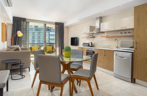 Flora Park Appartement | Spacious Studio Apartment on the Canals in CT