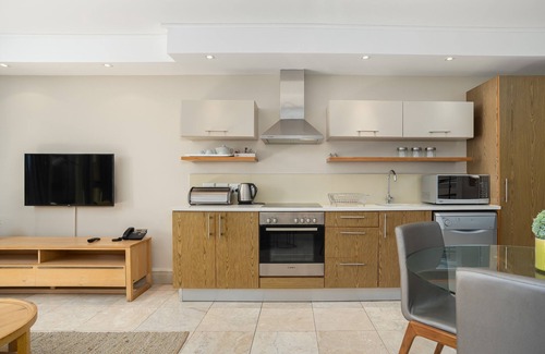 Flora Park Appartement | Spacious Studio Apartment on the Canals in CT