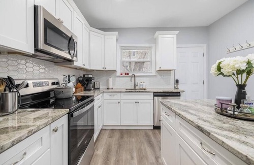 Smith Hill Maison | Spacious & Stylish 5-bedroom house in charming Providence, a block from PC