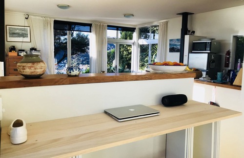 Lowry Bay Maison | Studio Gum Tree spacieux et élégant surplombant tout le port de Wellington