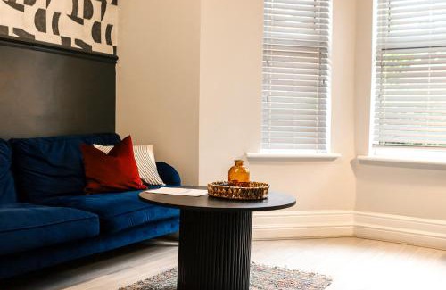 Salford Maison | Spacious Stylish Home with FREE Parking 10 Mins to Manchester Centre & AO Arena Ideal for Groups & Long Stays