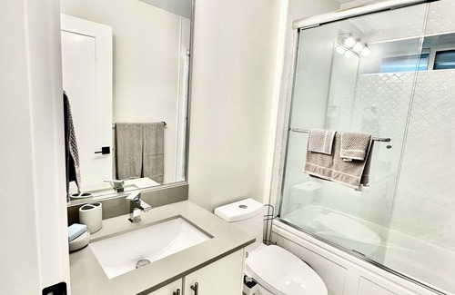 Uptown Maison | Spacious suite, conveniently located in New Westminster!
