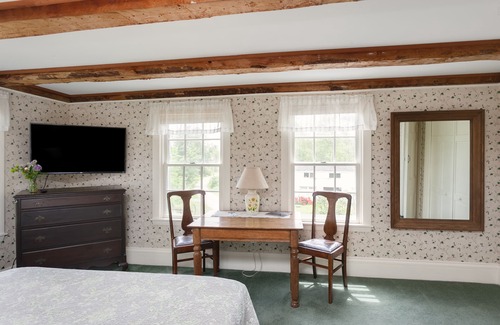 North Berwick Hôtel | Bright & Sunny 2 room suite w/private bath- Unit 2-Abbott Brook Inn