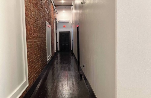 Marshall Appartement | SPACIOUS suite with AC and WiFi in charming historical downtown Marshall, TX