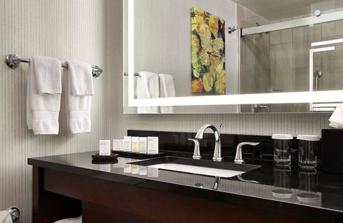 Friendship Heights Hôtel | Spacious Suites with Metro Access | Hotel Unit w/ Pool & Near Metro