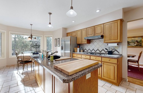 Monument Maison | Spacious & sunlit mountain retreat with patio, fireplace & great nature views