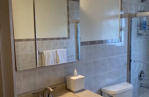 East Flushing Appartement | Spacious sunny two bedroom apartment in Flushing. Perfect for roommates, family.