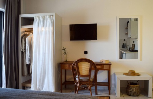 Galatas Hôtel | Spacious superior room in a peaceful environment