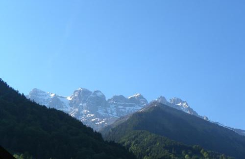Val d'Illiez Lit Et Petit-Déjeuner | Spacious Swiss Alpine Chalet for Nature Lovers