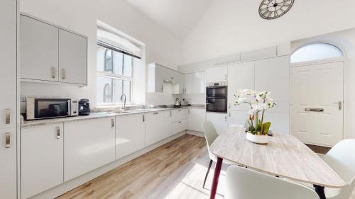 Abertillery Appartement | Spacious three bedroom apartment with Valley views