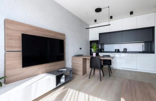 Kosire Appartement | Spacious Top Floor Flat, Air Conditioning, Free Parking, 200Mb WiFi