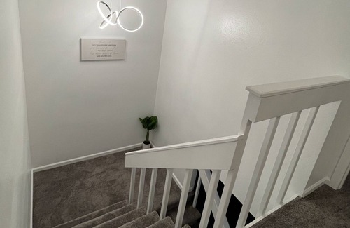 Dam East - West Maison | *Spacious Townhome* 5 min to light rail & shops