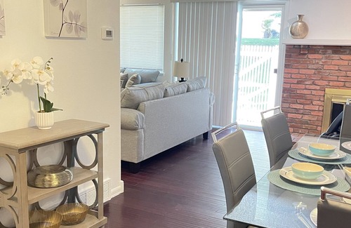 Dam East - West Maison | *Spacious Townhome* 5 min to light rail & shops