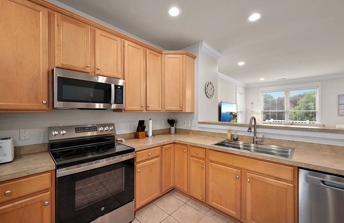 West Ocean City Maison | Spacious Townhome | Pool | Bay Views | Shopping
