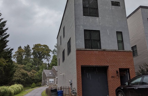Roxborough-Manayunk Maison | Spacious townhouse with fenced yard and 3 outdoor spaces