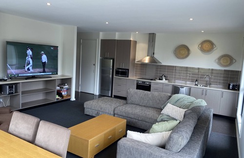 Connewarre Appartement | Spacious tranquil 2 bed apartment, largest sunny balcony overlooking golf course