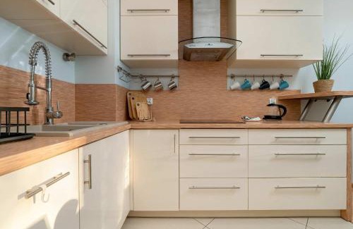 Kokoszki Appartement | Spacious Two-Bedroom Apartment with 2 Parking Spaces by Noclegi Renters